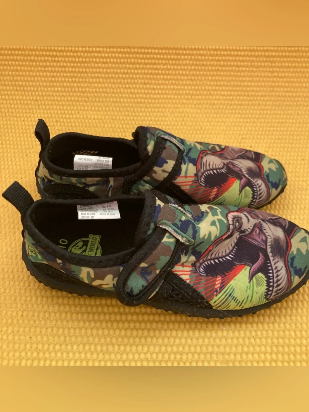 Jurassic Park sneakers water pool beach shoes boys size 9-10 measures 8